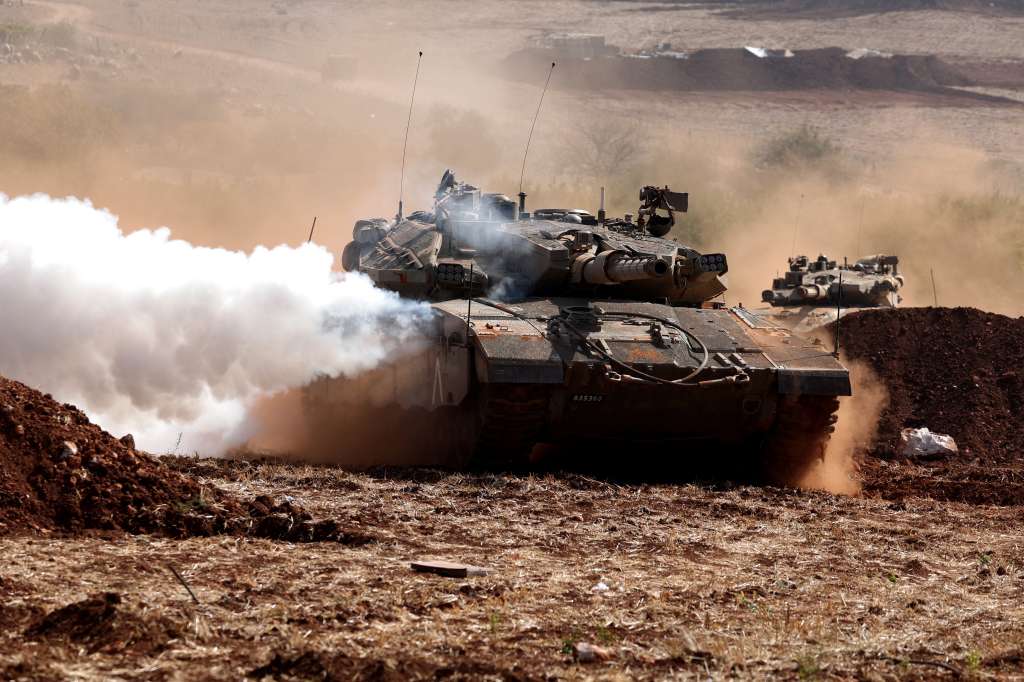Undisclosed (Israel), 24/10/2023.- An Israeli Merkava tank in action during maneuvers at an undisclosed location along the border with Lebanon, in Israel, 24 October 2023. Tensions continue to rise at the border between Israel and Lebanon after the Israeli-Palestinian conflict escalated following an unprecedented attack carried out by Hama militants from Gaza into Israel on 07 October. (Líbano) EFE/EPA/ATEF SAFADI