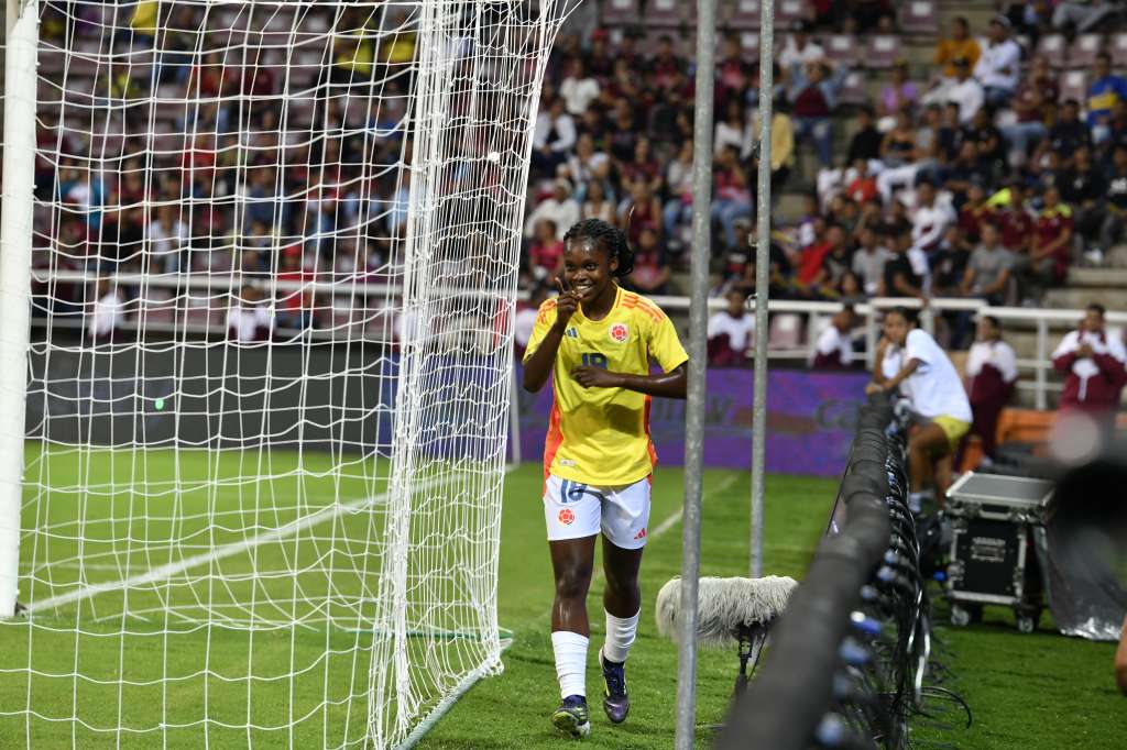 Linda Caicedo celebra uno de sus goles con la selección femenina de Colombia en un compromiso amistoso contra Venezuela.