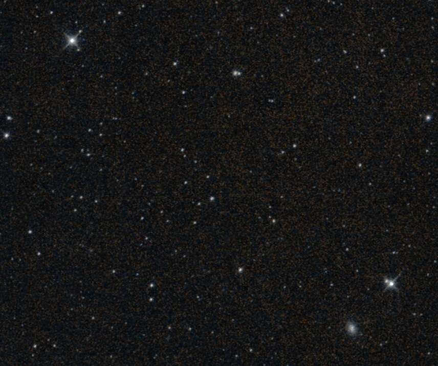 Esta última imagen capturada por NEOWISE, de la NASA. Muestra parte de la constelación de Fornax.