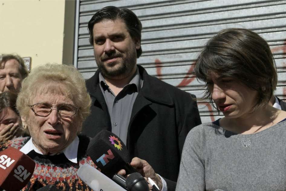 De izquierda a derecha: Rosa Roisinblit y sus nietos Guillermo Perez Roisinblit y Mariana Eva Perez en Buenos Aires. / AFP