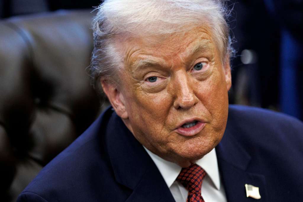 WASHINGTON (United States), 03/12/2025.- US President Donald Trump announces changes to new fuel economy standards, in the Oval Office, at the White House, Washington, DC USA, 03 December 2025. EFE/EPA/WILL OLIVER / POOL