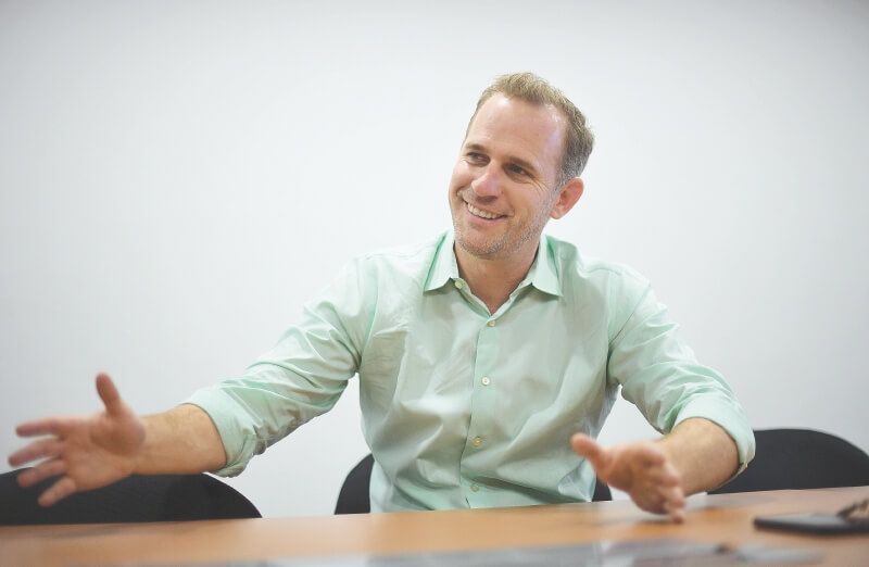 Cody Friesen, CEO de Zero Mass Water planea llevar el modelo de hidropaneles a Amazonas, Chocó y Caquetá. / Gustavo Torrijos