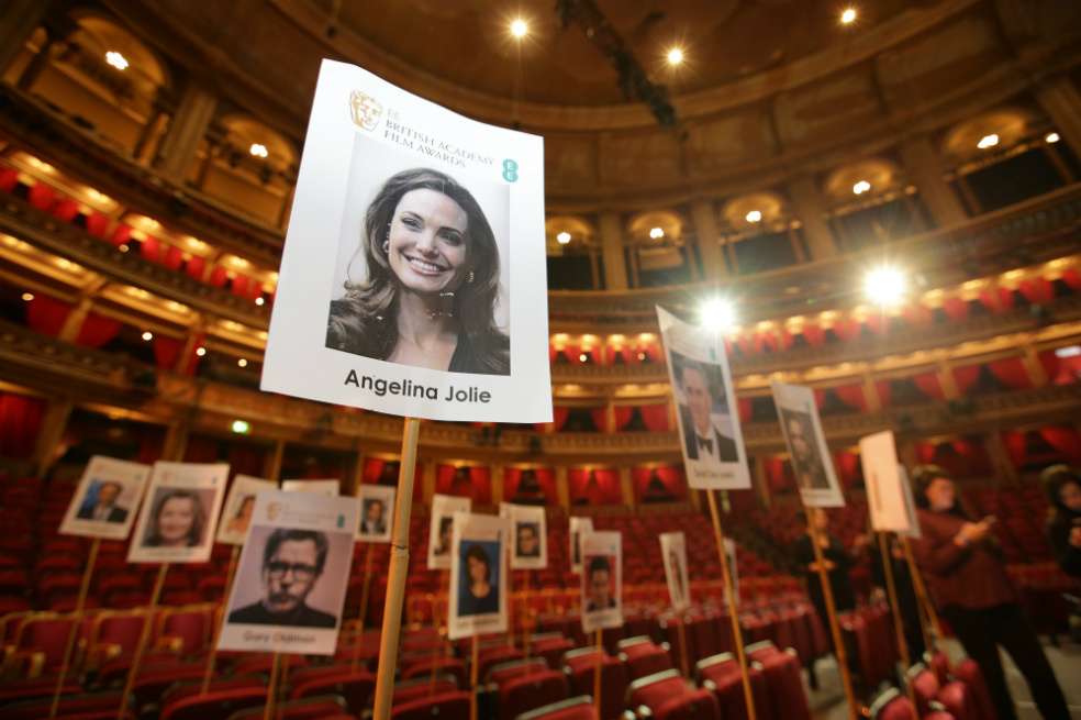 Imágenes de algunas estrellas de Hollywood se adjuntan a los asientos para planificar un plan provisional de asientos para los invitados antes de los premios de la Academia Británica de Cine y Televisión (BAFTA) en The Royal Albert Hall en Londres. / AFP
