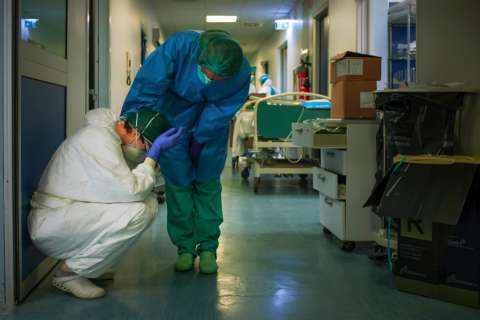 Un mes del coronavirus en Italia: soledad, muertes y conmovedoras campañas