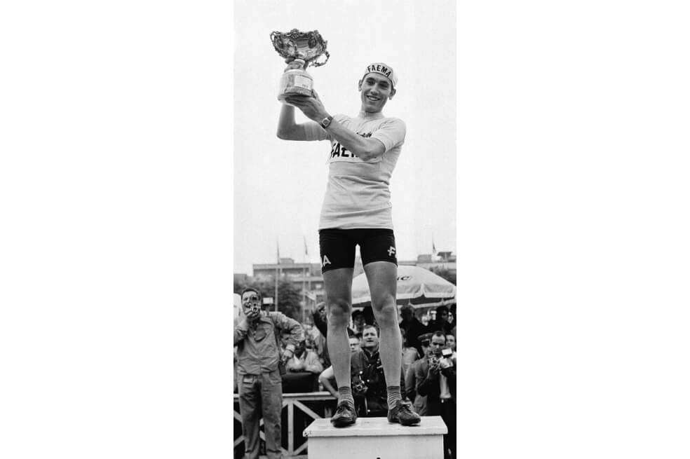 Eddy Merckx tras ganar el Giro de Italia en 1968.
/ AP