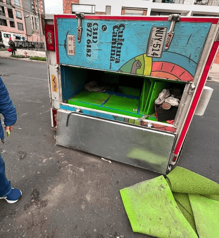 Camíon que transportaba las mascotas tras el siniestro en el barrio Cedritos, de Usaquén.