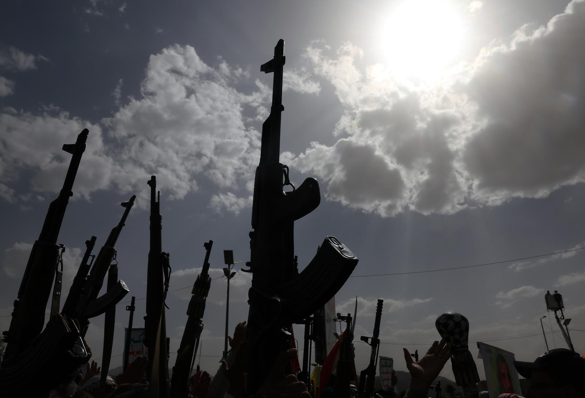 FOTODELDÍA - Sana'a (Yemen), 18/07/2025.- Partidarios hutíes alzan armas durante una protesta contra Estados Unidos e Israel en Saná, Yemen, el 18 de julio de 2025, por continuar la campaña militar en la Franja de Gaza. EFE/YAHYA ARHAB
