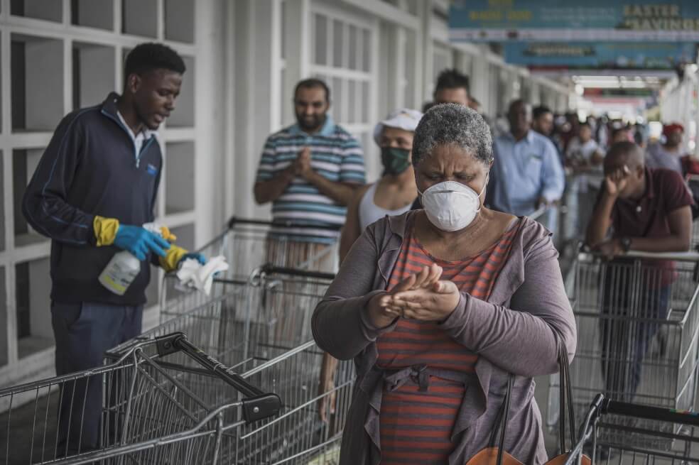 Desde hace días, en diferentes países africanos han comenzado a aprovisionarse en los mercados. / AFP
