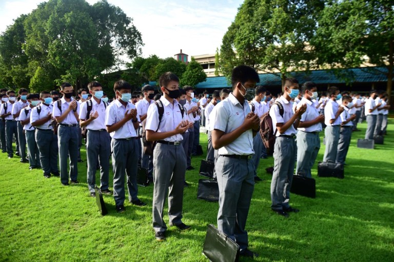 En una escuela musulmana en la provincia de Narathiwa, Tailandia, los estudiantes rezan con tapabocas y conservando la distancia para prevenir el contagio del nuevo coronavirus.