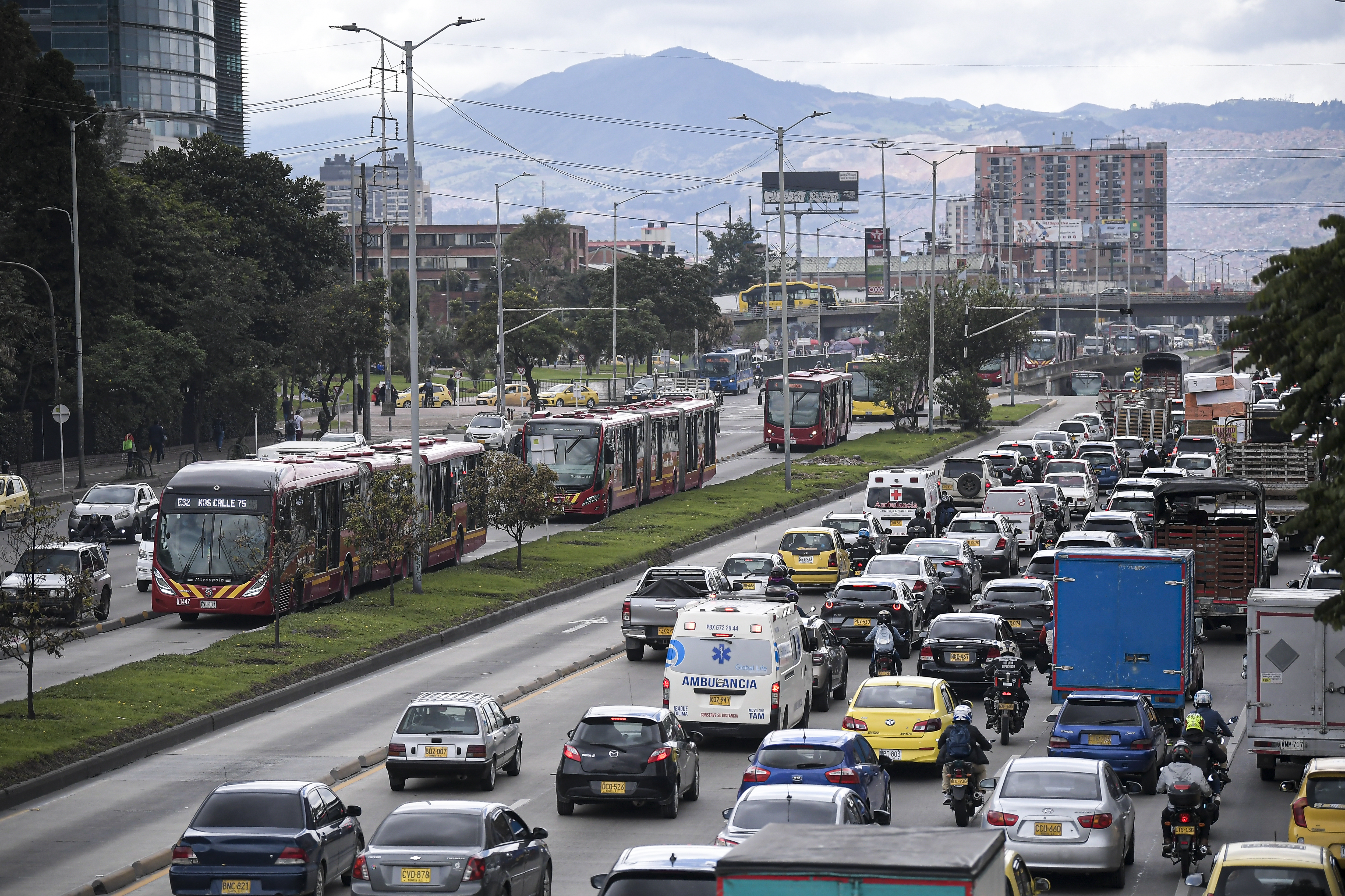 Trancones en Bogotá, y vehículos con placas en mal estado.
