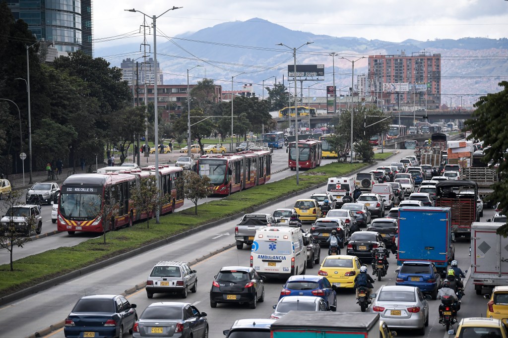 Trancones en Bogotá, y vehículos con placas en mal estado.