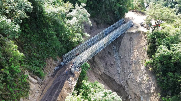 Reabrieron paso por vía Curos-Málaga tras instalación de puente metálico