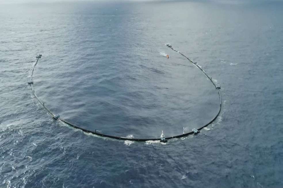 Sistema 001 en acción frente a la costa californiana. / The Ocean CleanUp