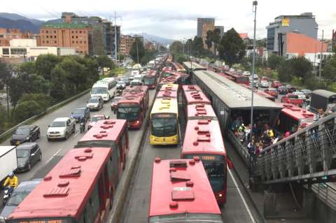 Accidente de tránsito en la Calle 127 dificulta operación de Transmilenio en Autonorte