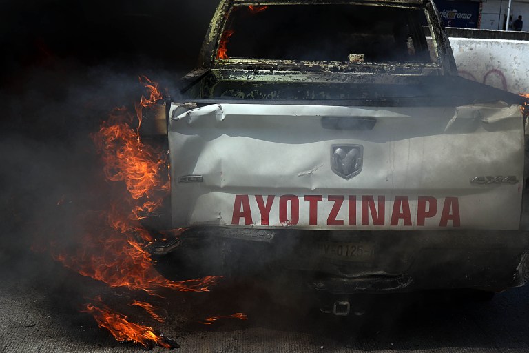 México: estudiantes de Ayotzinapa atacan con explosivos a la Fiscalía de Guerrero