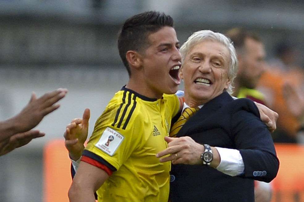 José Pékerman junto con James Rodríguez. / AFP