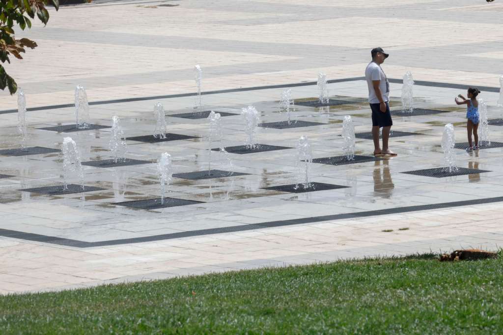 MADRID, 17/08/2025.- Dos personas se refrescan en una fuente este domingo, en Madrid. La ola de calor, con temperaturas máximas este domingo de hasta 45 grados, supone el aviso rojo (riesgo extremo) en zonas de Andalucía, Aragón, Cataluña, Extremadura, Región de Murcia, Navarra, La Rioja y Comunidad Valenciana, y de nivel naranja (riesgo importante) en otras seis. EFE/ Gandul