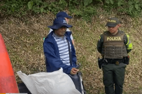 Capturan a hombre que iba a traficar a una de las ranas más venenosas del mundo