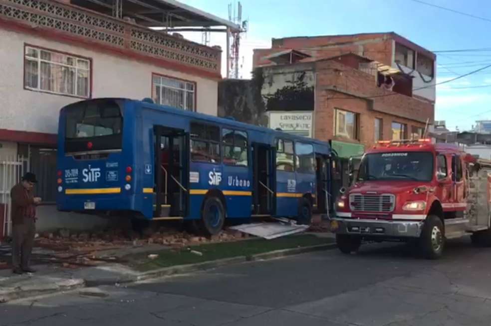 Los testigos aseguran que en el momento del choque, el bus del SITP perdió el control y se estrelló contra la vivienda. / Archivo particular
