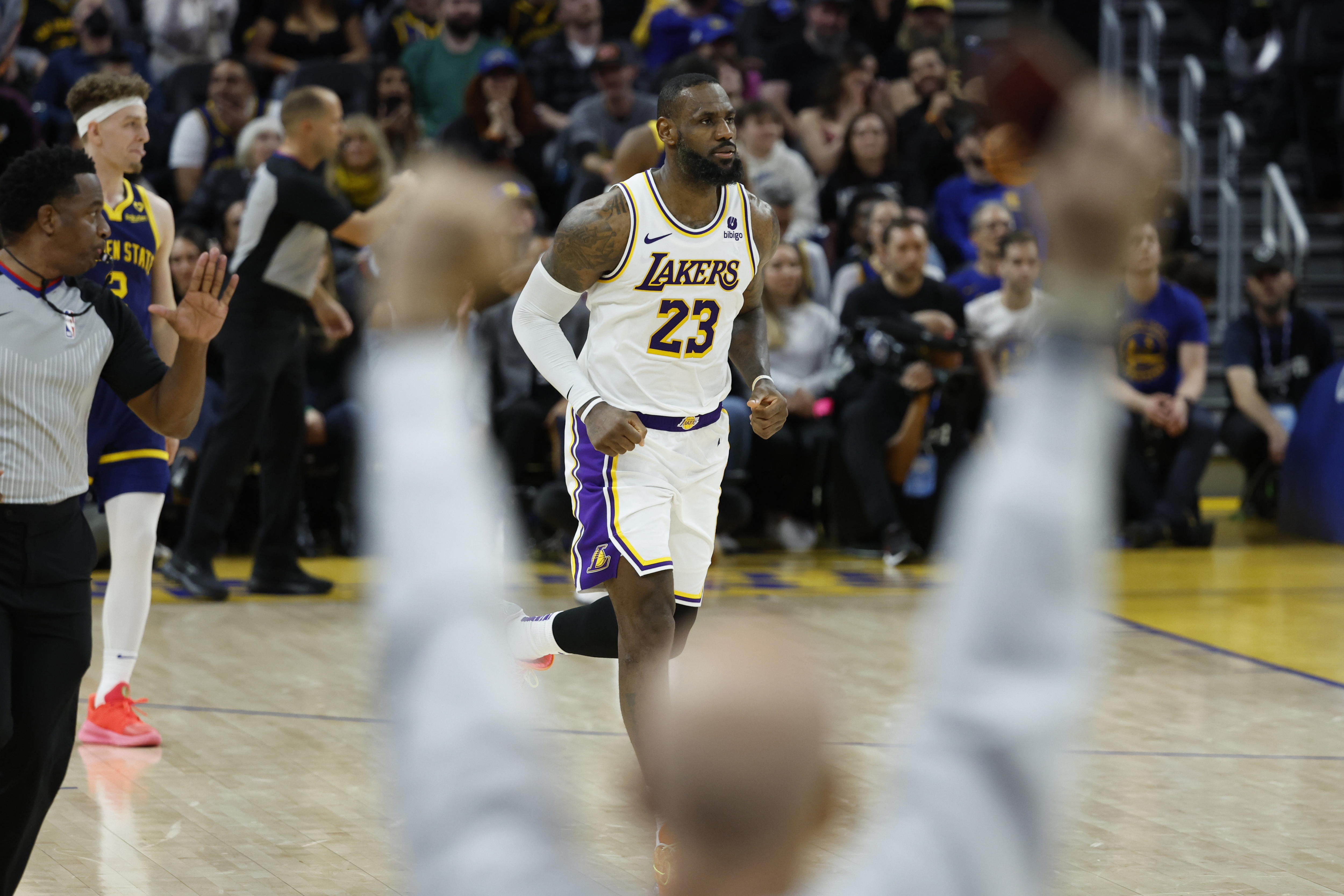 San Francisco (United States), 28/01/2024.- Los Angeles Lakers forward LeBron James runs up court after shooting a two point basket against the Golden State Warriors during double overtime of the NBA basketball game between the Golden State Warriors and the Los Angeles Lakers in San Francisco, California, USA, 27 January 2024. (Baloncesto) EFE/EPA/JOHN G. MABANGLO SHUTTERSTOCK OUT