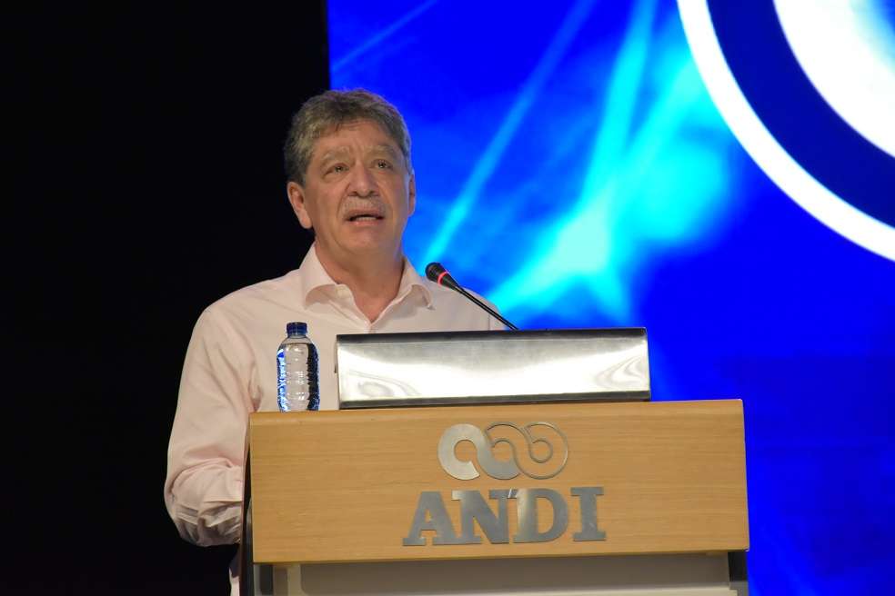 El presidente de la Andi, Bruce Mac Master, resalta la importancia de que el empresariado dialogue con el gobierno de Gustavo Petro para enfrentar los desafíos del país.