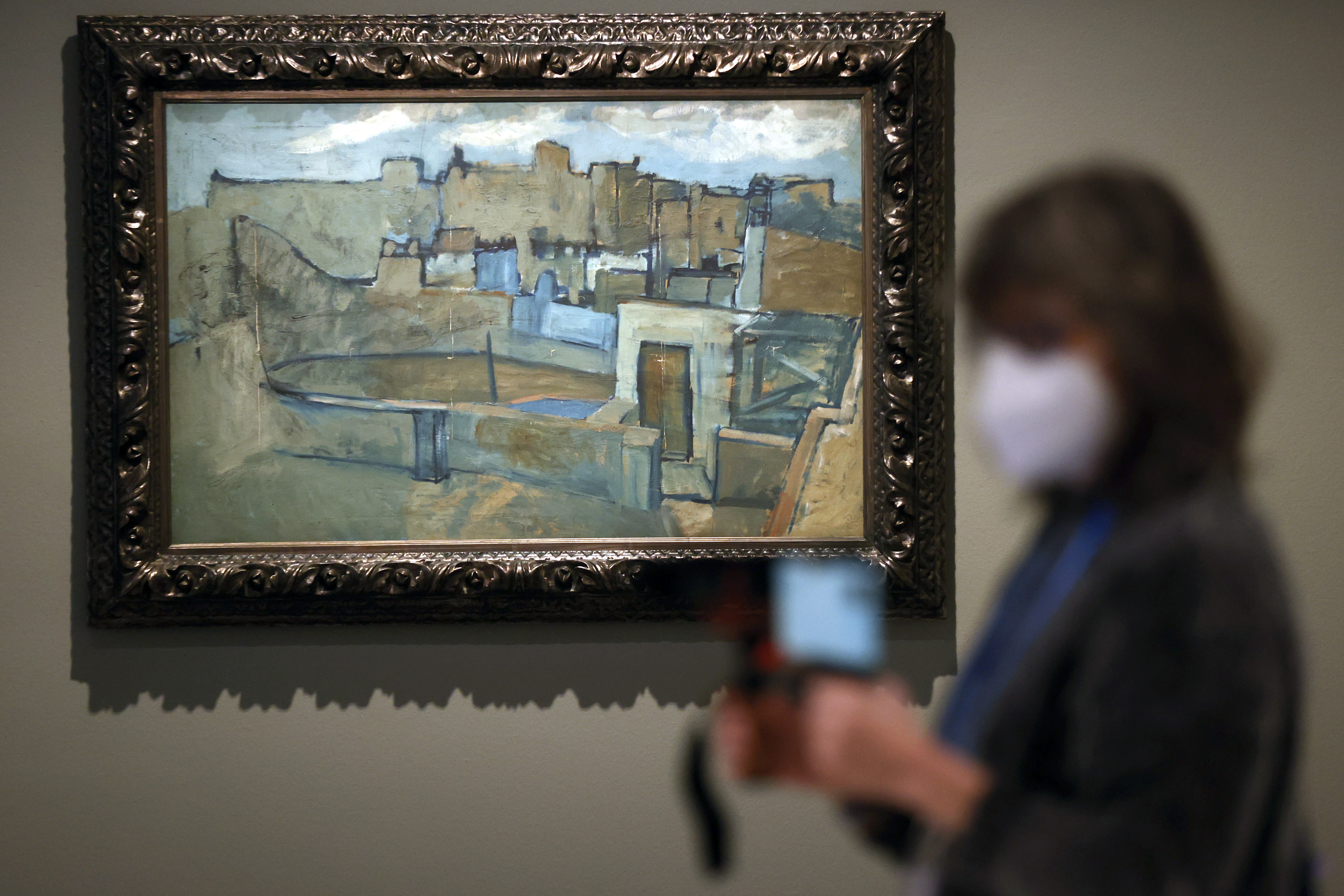***AMPLÍA INFORMACIÓN*** GRAFCAT5703. BARCELONA, 04/04/2022.- Vista de la obra "Los tejados de Barcelona" (1903), del artista español Pablo Ruiz Picasso, en el Museo Picasso en Barcelona, este lunes. Esta pinacoteca ha presentado un proyecto inédito sobre los estudios técnico-científicos de las principales obras de la colección permanente del periodo azul del artista, desde los inicios, como la obra "Naturaleza muerta" (1901), hasta "Azoteas de Barcelona" (1903), así como el dibujo "El ciego", comprado por el Ayuntamiento de Barcelona. EFE/Toni Albir