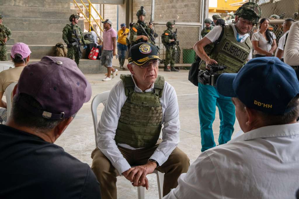 AME6894. EL PLATEADO (COLOMBIA), 13/10/2024.- Fotografía cedida por el Ministerio de Defensa del ministro, Iván Velásquez (c), este domingo conversando con habitantes de El Plateado (Colombia). Velásquez afirmó que el Gobierno retomó el control de El Plateado, un pueblo del suroeste de Colombia que era controlado por disidencias de las FARC, después de seis años tras una operación militar ejecutada desde la madrugada del sábado. EFE/ Ministerio De Defensa / SOLO USO EDITORIAL/ SOLO DISPONIBLE PARA ILUSTRAR LA NOTICIA QUE ACOMPAÑA (CRÉDITO OBLIGATORIO)