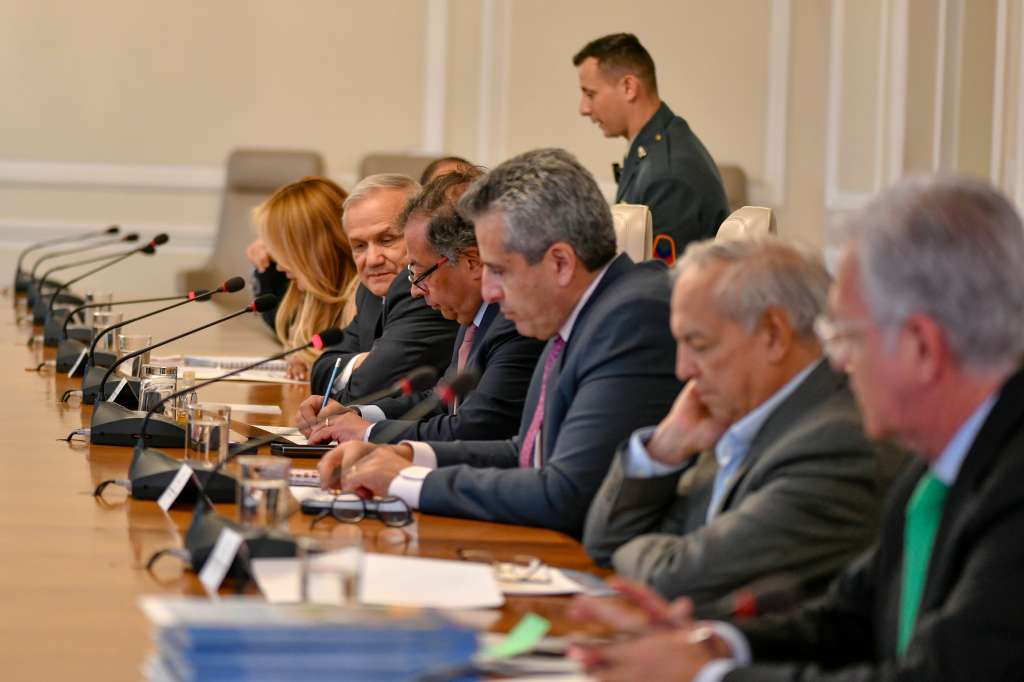El Jefe de Estado se reunió con los nuevos mandatarios regionales y con el ministro del Interior, la consejera para las Regiones y el director del Dapre.