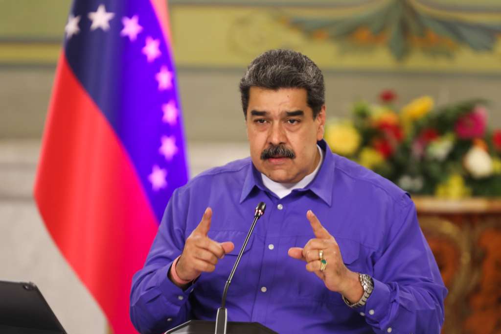 AME9855. CARACAS (VENEZUELA), 16/05/2022.- Fotografía cedida por la oficina de prensa del Palacio de Miraflores donde se observa al presidente de Venezuela, Nicolás Maduro, durante una alocución hoy, en el Palacio de Miraflores en Caracas (Venezuela). Maduro anunció este lunes que el hasta ahora embajador del país caribeño en Rusia, Carlos Faría, será el nuevo canciller en sustitución de Félix Plasencia, quien estuvo al frente de la cartera de Exteriores desde agosto de 2021. EFE/ Palacio de Miraflores /SOLO USO EDITORIAL/ SOLO DISPONIBLE PARA ILUSTRAR LA NOTICIA QUE ACOMPAÑA (CRÉDITO OBLIGATORIO)