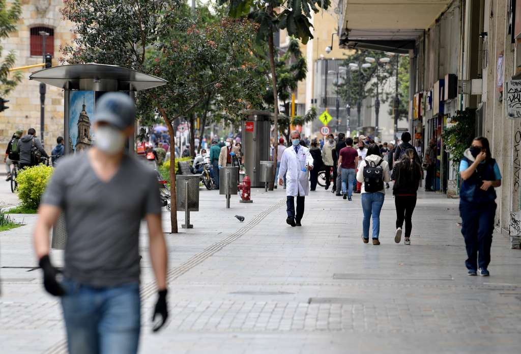 Personas caminando por el centro de Bogotá durante la cuarentena generada por la pandemia del Covid-19.