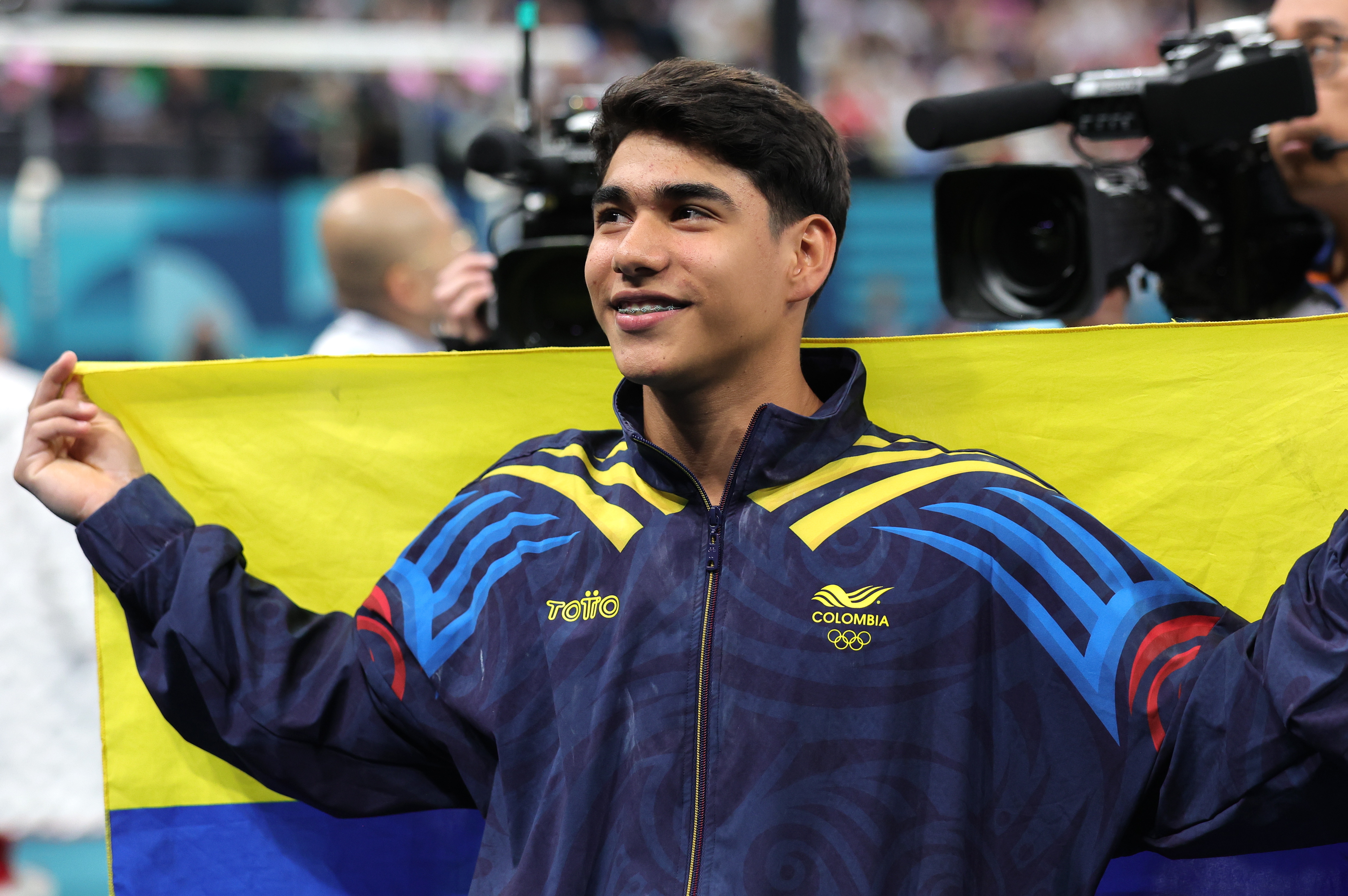 Paris (France), 05/08/2024.- Silver medalist Angel Barajas of Colombia poses after the Men Horizontal Bar final of the Artistic Gymnastics competitions in the Paris 2024 Olympic Games, at the Bercy Arena in Paris, France, 05 August 2024. (Francia) EFE/EPA/TERESA SUAREZ