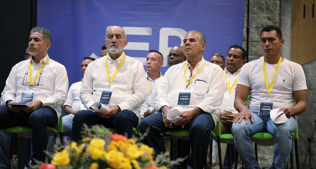 VAL400 VALLEDUPAR (COLOMBIA), 18/07/2022.- Fotografía cedida hoy por la Jurisdicción Especial para la Paz (JEP) que muestra un grupo exmilitares que asiste a una audiencia pública de reconocimiento como comparecientes procesados por ejecuciones extraoficiales en Valledupar (Colombia). La Jurisdicción Especial para la Paz (JEP) realizó este lunes en la ciudad de Valledupar la audiencia pública de reconocimiento de doce exmilitares del Batallón La Popa, que fueron llamados a reconocer su responsabilidad por asesinatos y desapariciones forzadas presentadas como bajas en combate por agentes del estado conocidas en Colombia como como falsos positivos en hechos ocurridos en la Costa Caribe colombiana. EFE/ Jurisdicción Especial Para La Paz /SOLO USO EDITORIAL SOLO DISPONIBLE PARA ILUSTRAR LA NOTICIA QUE ACOMPAÑA (CRÉDITO OBLIGATORIO)