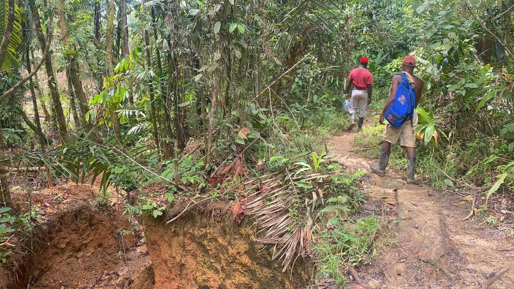 Mineros en camino a la mina para seguir buscando oro como acostumbran cada día.