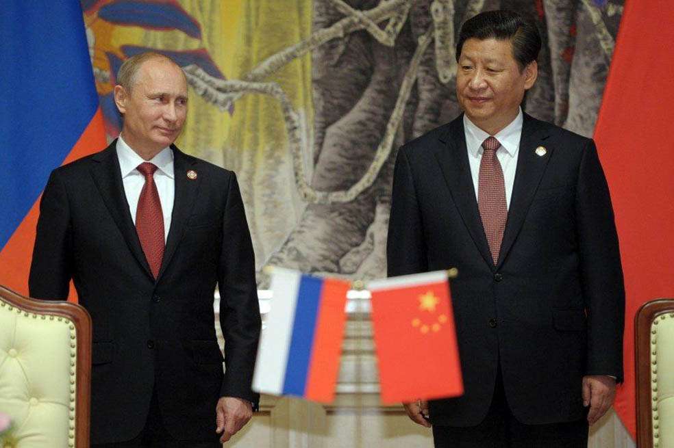 El presidente ruso, Vladímir Putin, y su homólogo chino, Xi Jinping, en la firma del acuerdo. / EFE