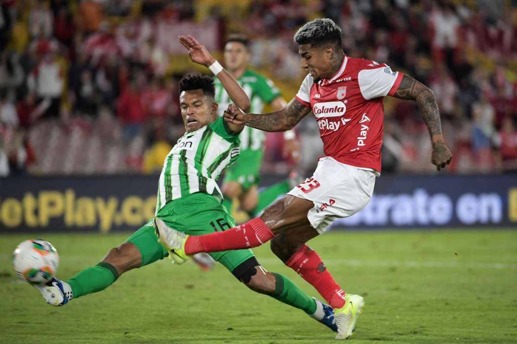 Harold Santiago Mosquera, de Santa Fe, dispara ante la marca de William Tesillo (Nacional).