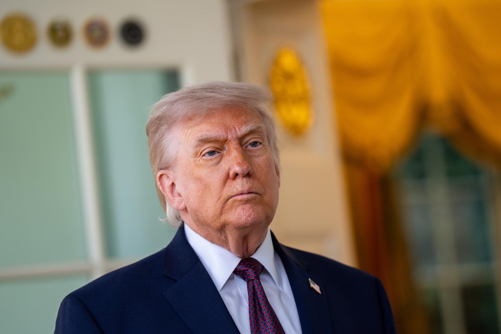 Washington (United States), 13/04/2026.- US President Donald Trump speaks to members of the media outside the Oval Office of the White House in Washington, DC, USA, 13 April 2026. EFE/EPA/SALWAN GEORGES / POOL