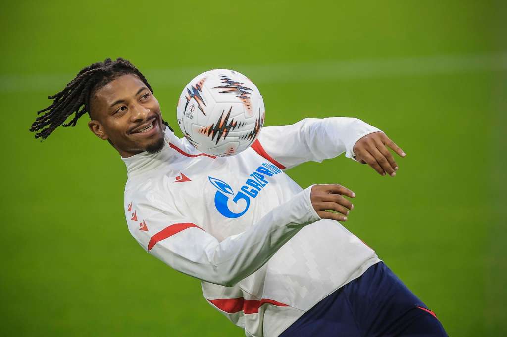 Porto (Portugal), 01/10/2025.- FK Crvena Zvezda's Peter Olayinka in action during a training session in Porto, Portugal, 01 October 2025. FK Crvena Zvezda will face FC Porto in their UEFA Europa League soccer match on 02 October. EFE/EPA/JOSE COELHO