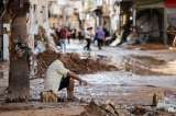 Pasó casi tres horas subido en un árbol durante inundaciones en España
