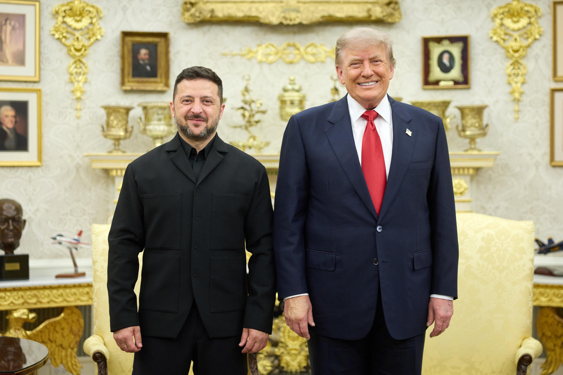 USA2469. WASHINGTON (DC, EEUU), 28/07/2026.- Fotografía difundida en la cuenta en X @ZelenskyyUa del presidente de Ucrania, Volodímir Zelenski (i), de él junto a su homólogo de EE.UU., Donald Trump, este martes, en una reunión donde dialogaron sobre la autorización de Washington para que Kiev fabrique por su cuenta sistemas de misiles estadounidenses Patriot, en la Casa Blanca en Washington (EE.UU.). EFE/@ZelenskyyUa /SOLO USO EDITORIAL /NO VENTAS /SOLO DISPONIBLE PARA ILUSTRAR LA NOTICIA QUE ACOMPAÑA /CRÉDITO OBLIGATORIO