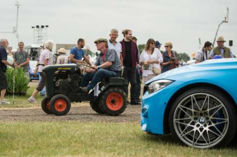 Tres suizos se fueron en tractor hasta Rusia para disfrutar del Mundial