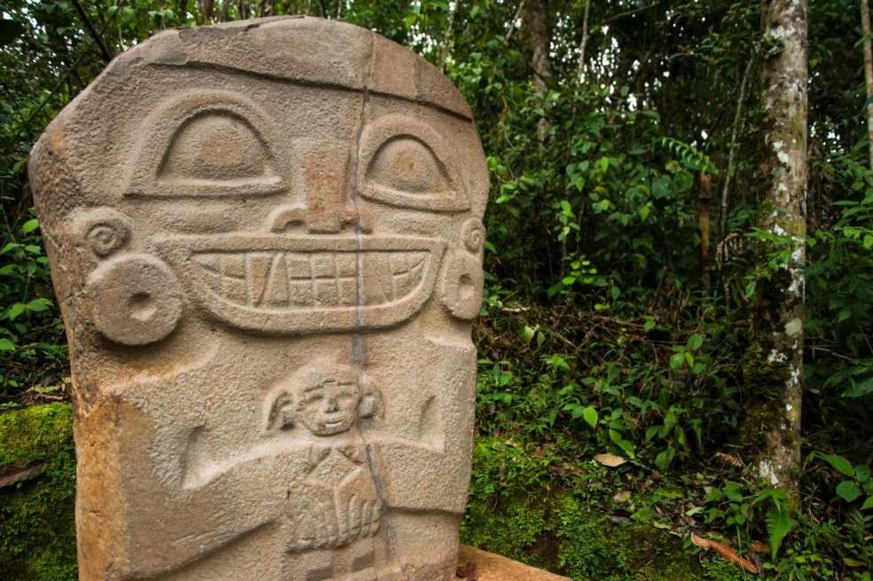 Estatua precolombina en San Agustín, Colombia, de un adulto sujetando un bebé.
