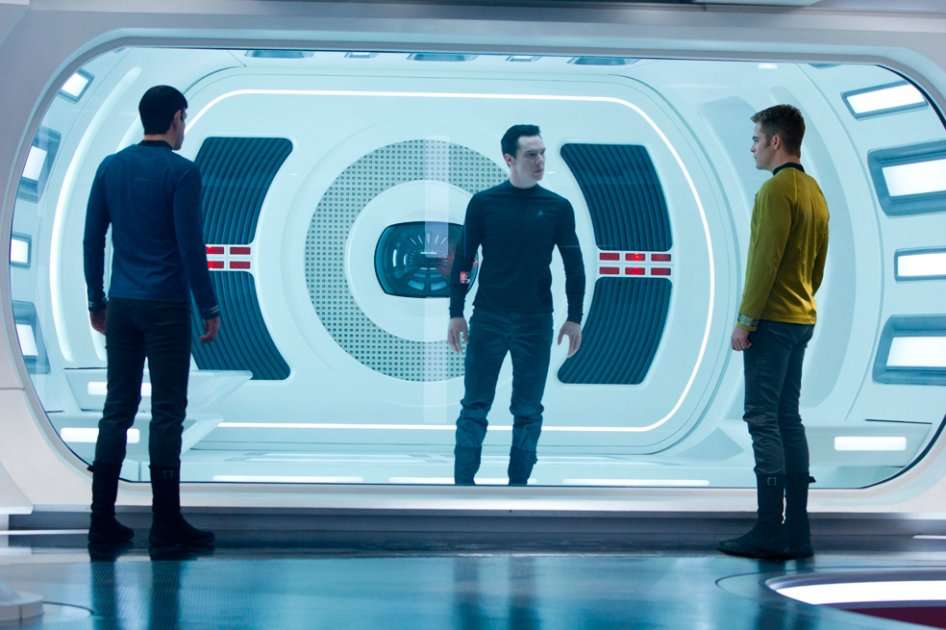 Chris Pine en el papel de Kirk y Zoe Saldana en el papel de Uhura, durante una escena de la nueva secuela de la popular saga "Star Trek".