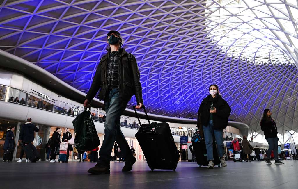 London (United Kingdom), 17/02/2022.- Travellers at Kings Cross Station in London, Britain, 17 February 2022. The UK's Met Office has issued a red warning 'danger to life' for Storm Eunice which is set to roll in from the Atlantic 18 February. One hundred mile an hour winds are expected to cause huge travel disruption. (Reino Unido, Londres, Niza) EFE/EPA/ANDY RAIN