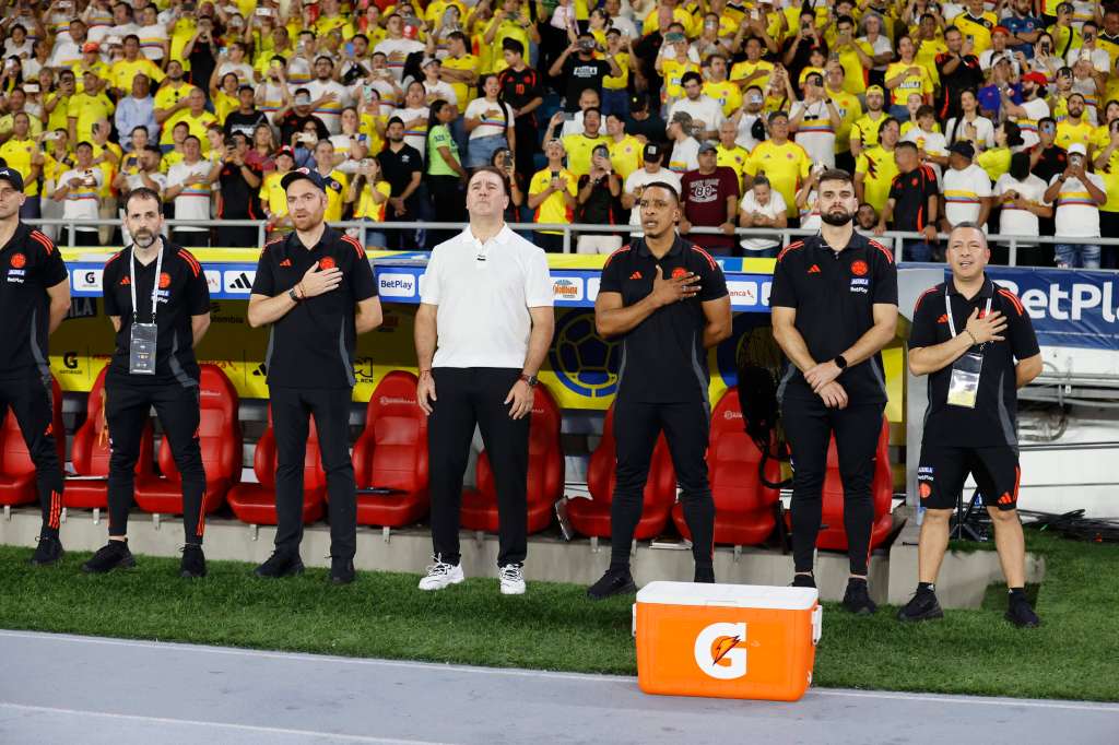 . BARRANQUILLA (COLOMBIA), 25/03/2025.- El entrenador de Colombia Néstor Lorenzo (ci) reacciona este martes en un partido de las eliminatorias sudamericanas para el Mundial de 2026 entre las selecciones de Colombia y Paraguay en el estadio Metropolitano Roberto Melendez en Barranquilla (Colombia). EFE/Mauricio Dueñas Castañeda