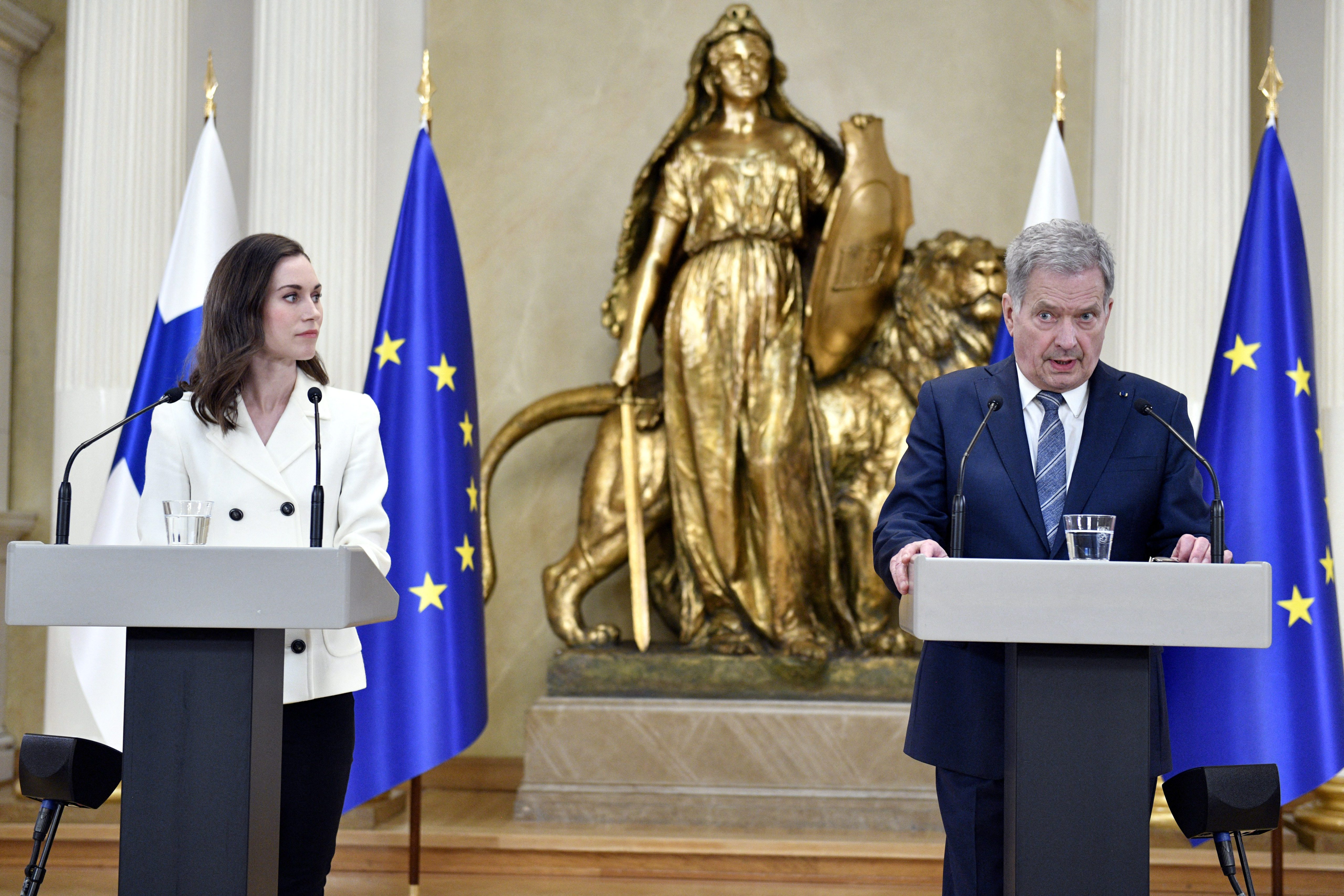 “Finlandia va a maximizar su seguridad, y esto no es en perjuicio de nadie”, afirmó el presidente, en una velada alusión a la vecina Rusia, que ve como una amenaza el ingreso de Finlandia en la OTAN.
