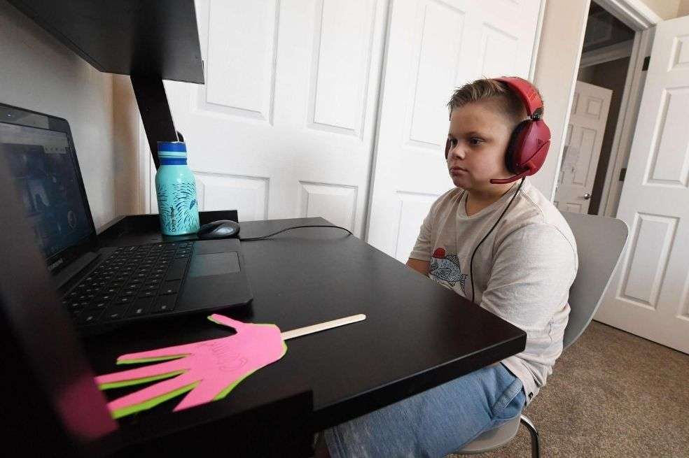 Dustin Wiener, estudiante de cuarto grado de la escuela primaria Vassiliadis, toma una clase de lectura en línea en la primera semana de aprendizaje a distancia para el Distrito Escolar del Condado de Clark en Las Vegas, Nevada.
