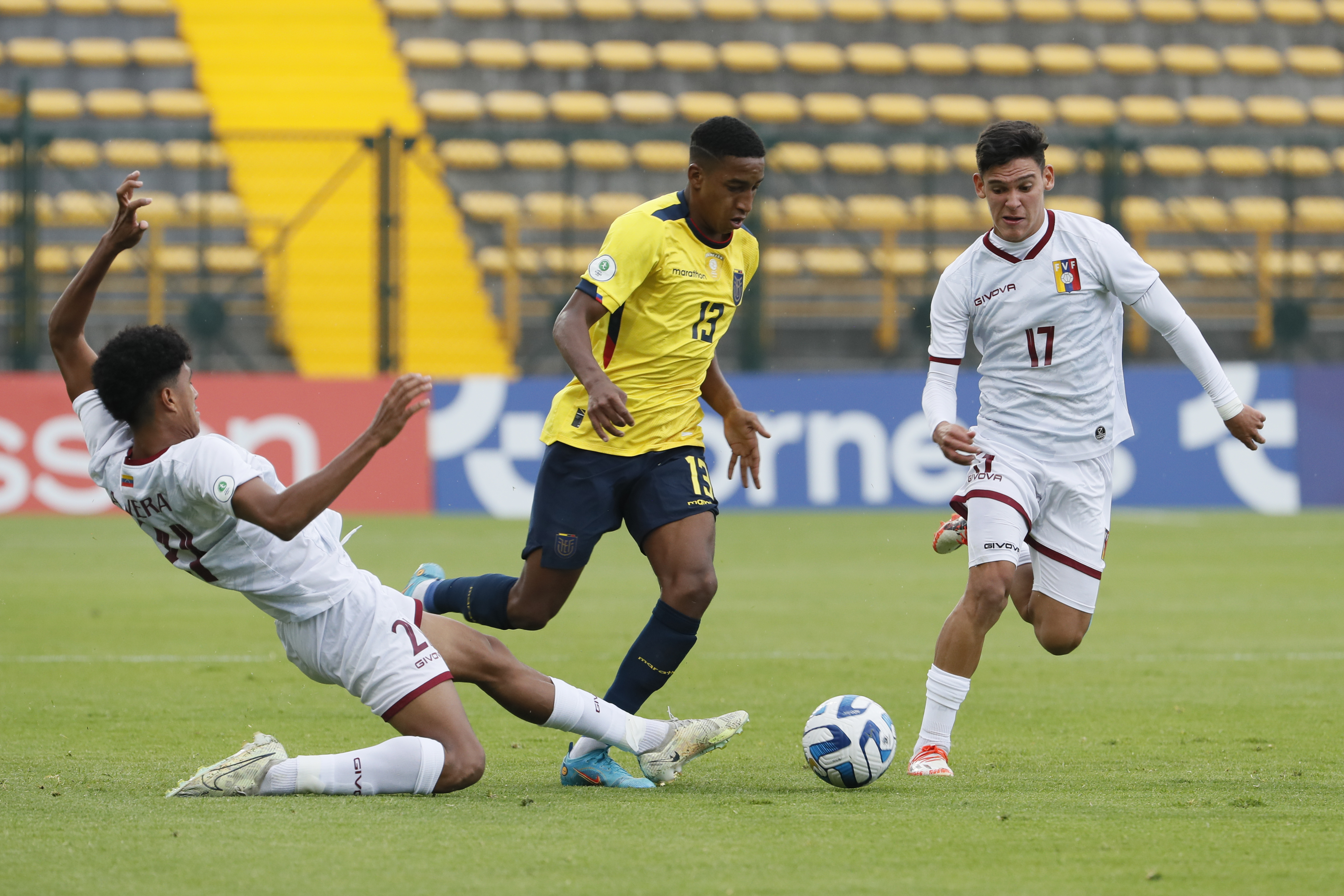 AMDEP1329. BOGOTÁ (COLOMBIA), 09/02/2023.- Daniel de la Cruz (c) de Ecuador disputa un balón con Andry Vera (i) y Bryant Ortega de Venezuela hoy, en un partido de la fase final del Campeonato Sudamericano Sub'20 entre las selecciones de Ecuador y Venezuela en el estadio de Techo en Bogotá (Colombia). EFE/ Carlos Ortega