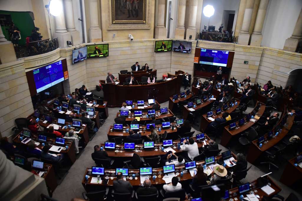 Moción de censura al ministro de Defensa Iván Velásquez en el Congreso de la República