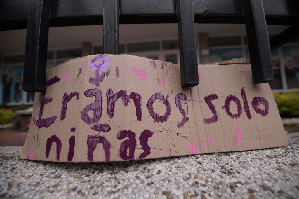 Decenas de alumnas y exalumnas de este colegio, se reunieron frente a la sede de bachillerato, en el barrio Chapinero, para respaldar a las denunciantes que aseguran haber sufrido violencia sexual y maltrato físico al interior de la institución.