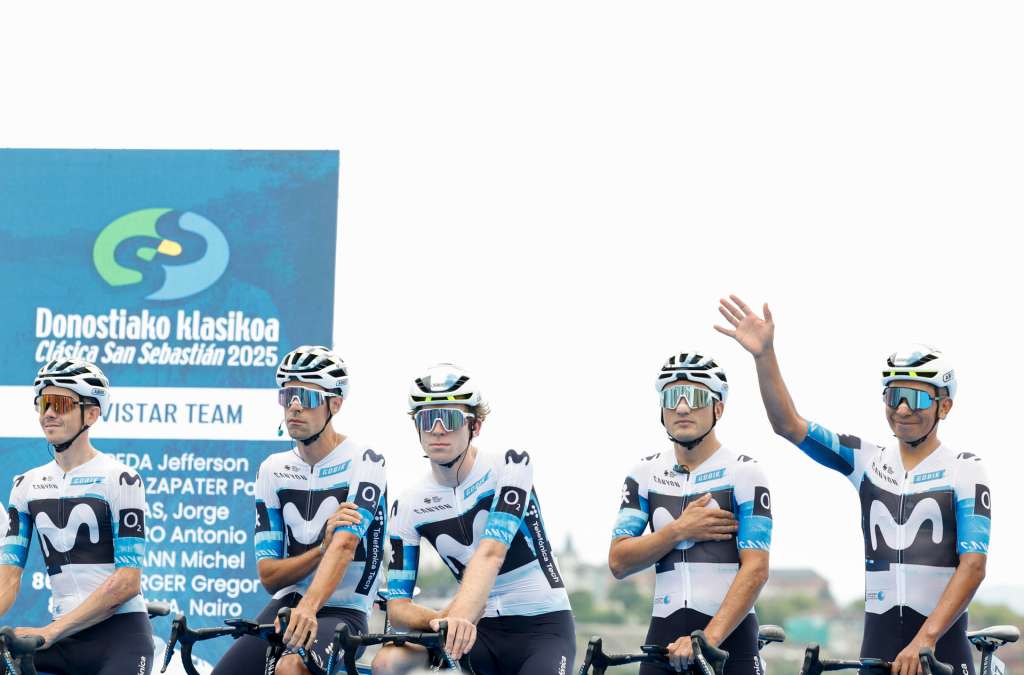 SAN SEBASTIÁN (ESPAÑA), 02/08/2025.- El corredor colombiano, Nairo Quintana (d), saluda junto a sus compañeros del equipo Movistar durante el control de firmas de la prueba ciclista Clásica San Sebastián, de 211,4 kilómetros, este sábado en la capital guipuzcoana. EFE/Juan Herrero.
